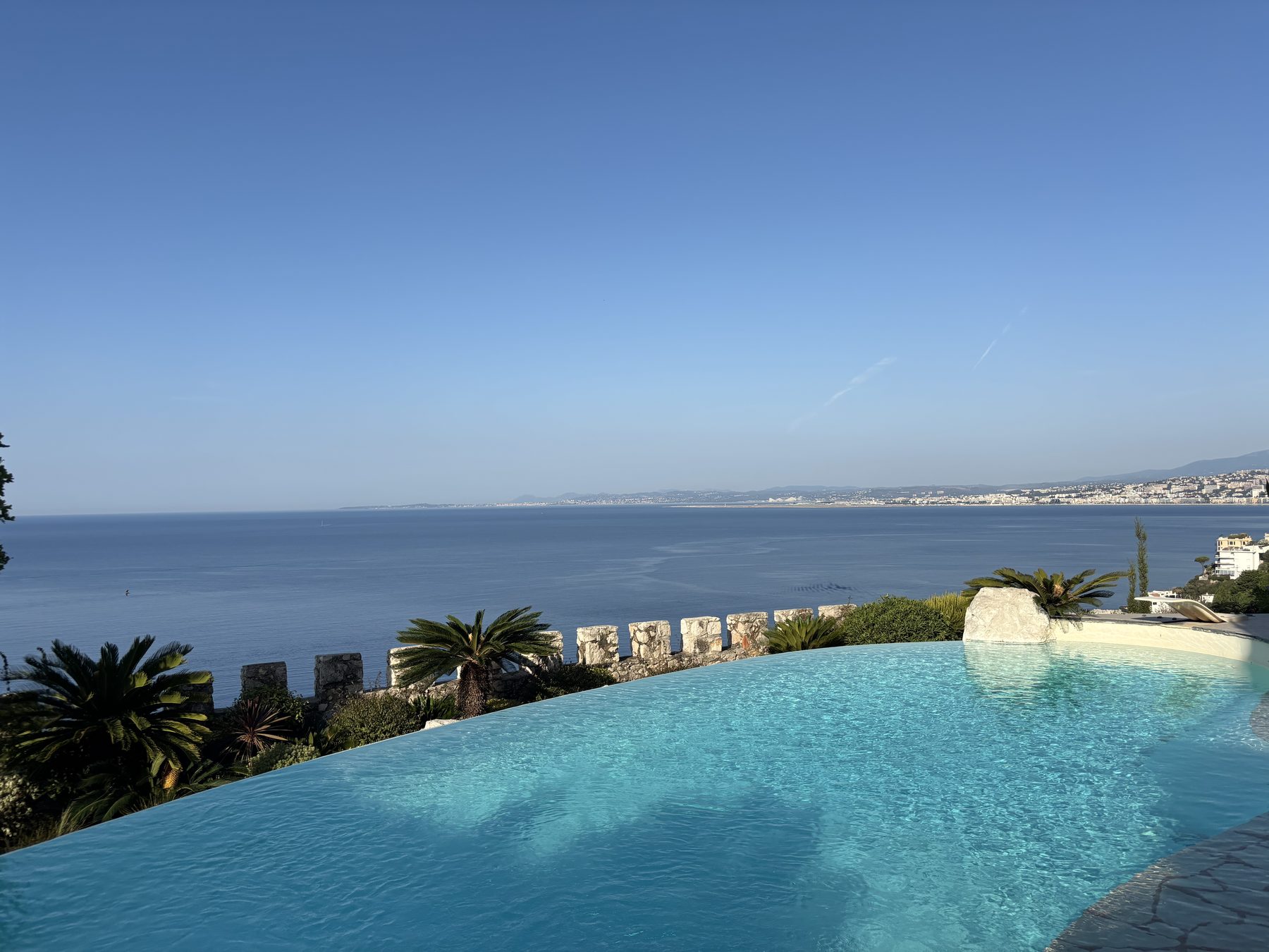 Piscine à débordement avec vue panoramique sur la mer
