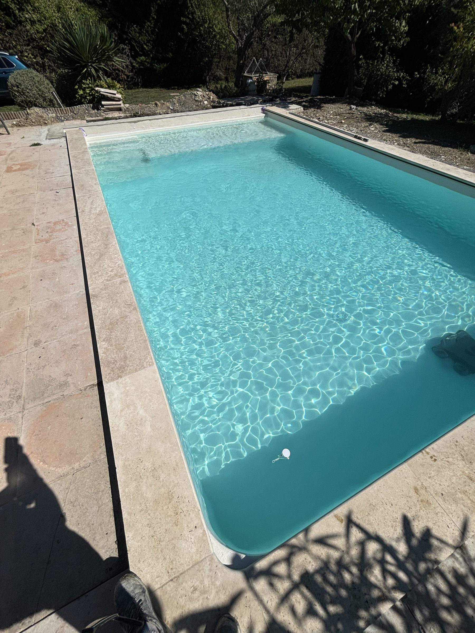 Piscine rectangulaire en cours de finition