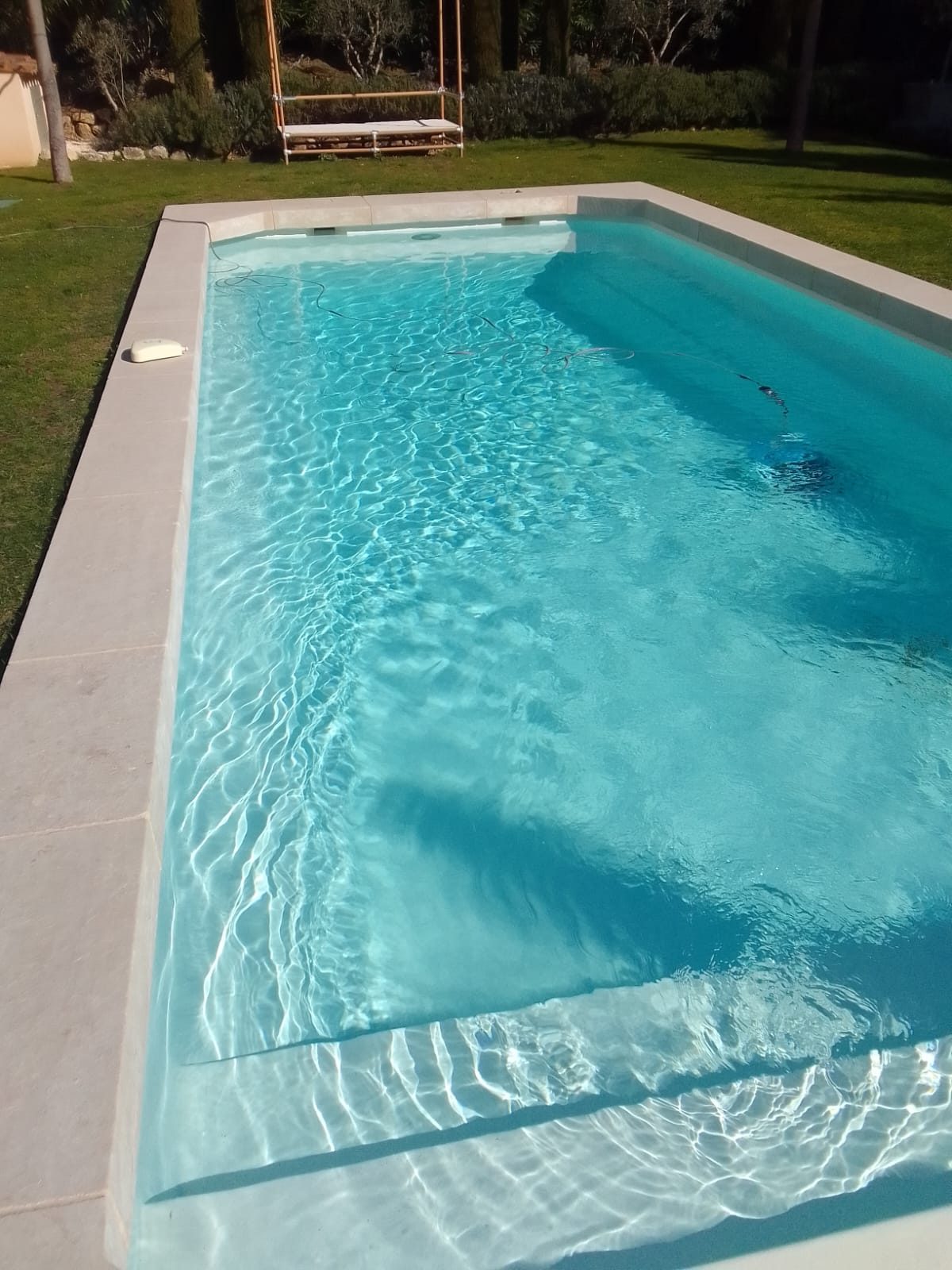 Eau turquoise et margelles claires