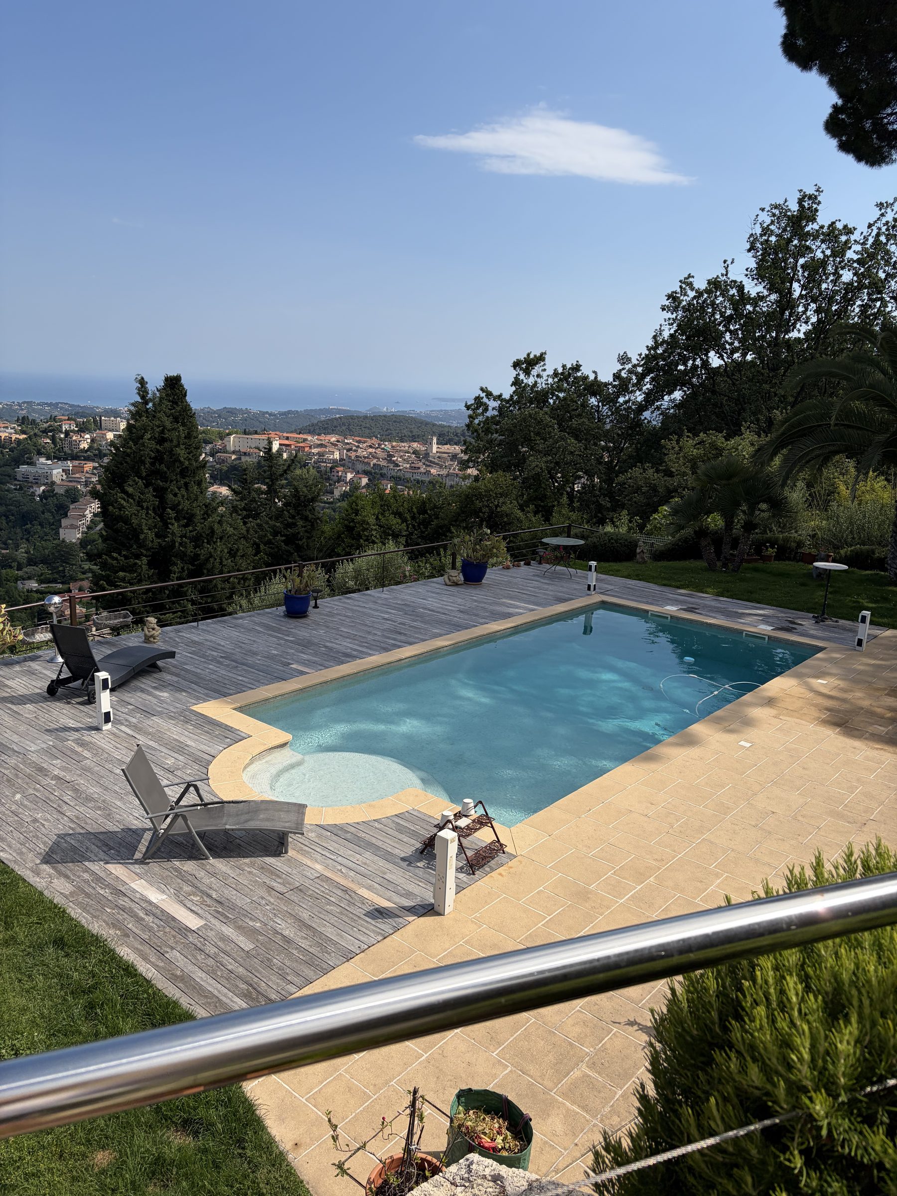 Piscine avec banquette et vue panoramique